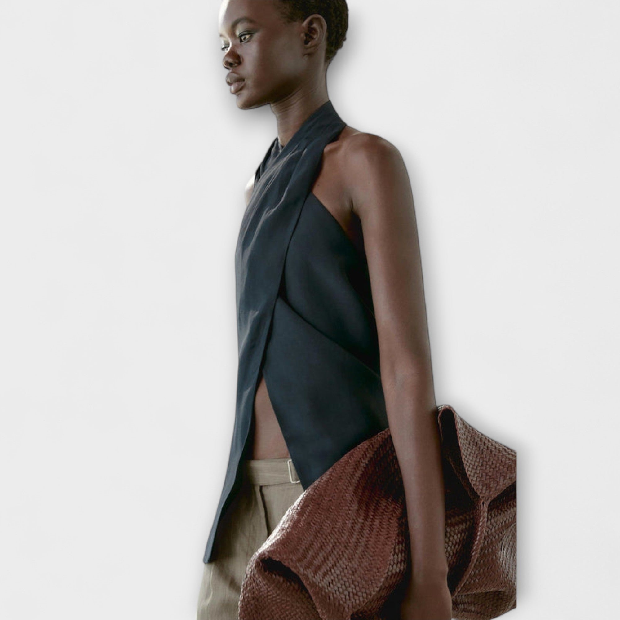 Hannah - Blauer Haltertop mit Rückenausschnitt