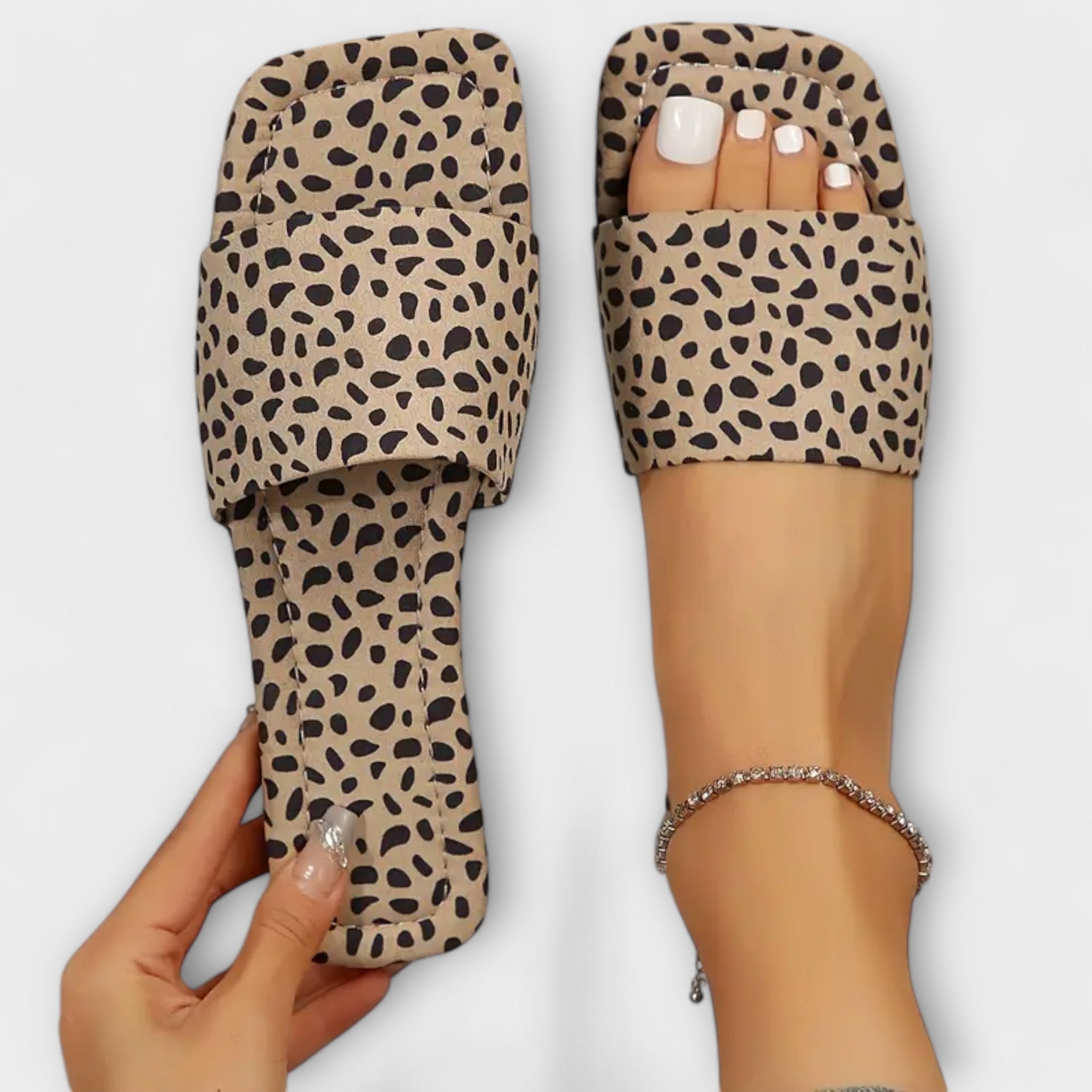 Flache Slipper mit Leopardenmuster