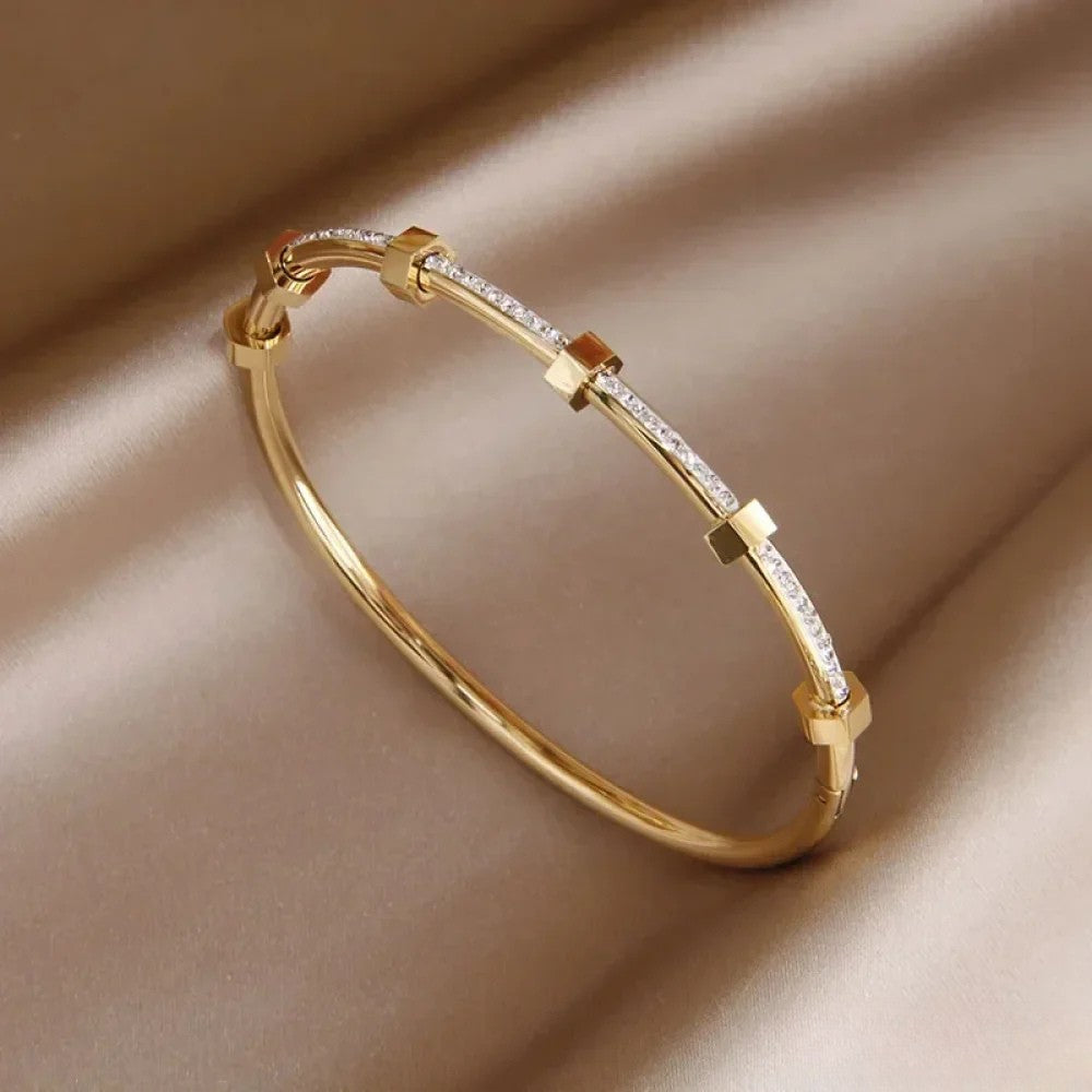 Elegantes Goldenes Armband in Hellem Design