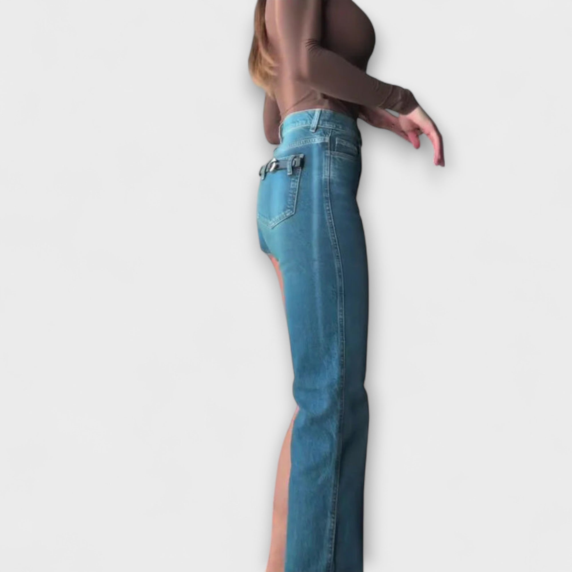 Astra - Trendige asymmetrische Denim-Shorts mit einem Schulterträger