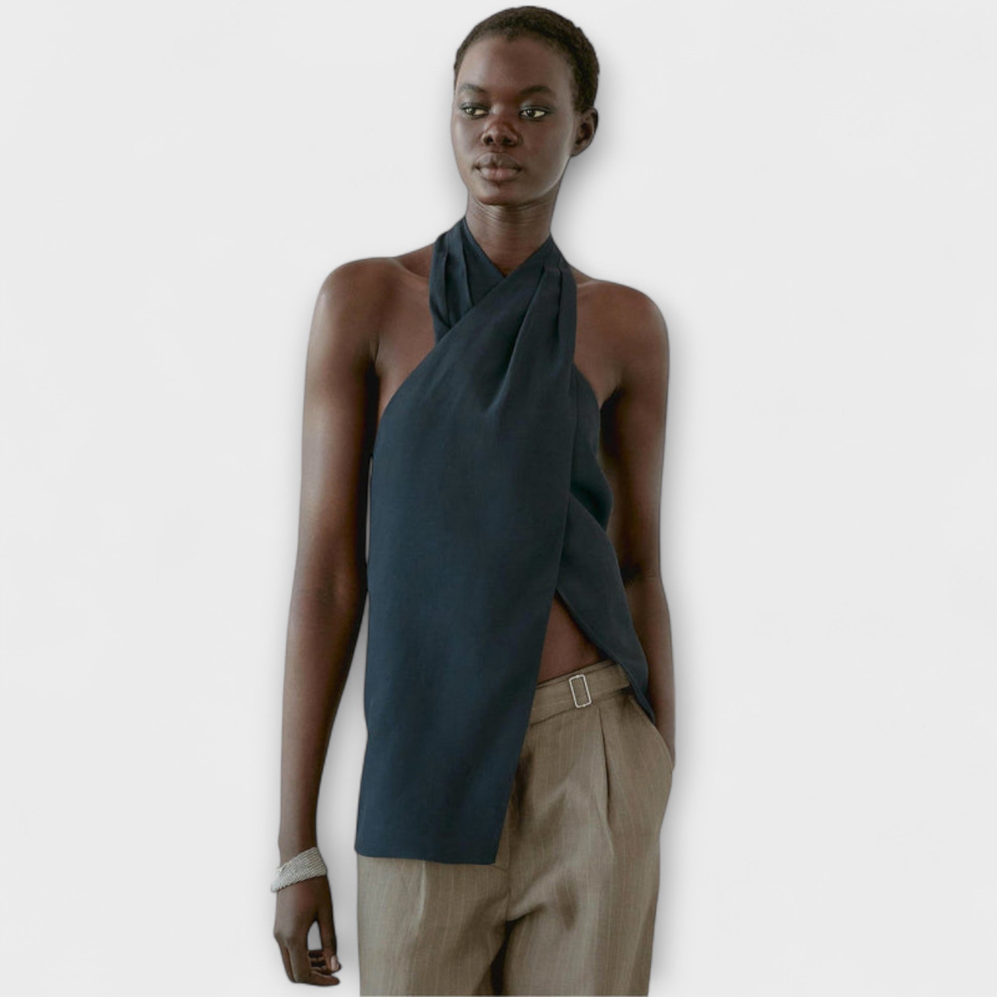 Hannah - Blauer Haltertop mit Rückenausschnitt