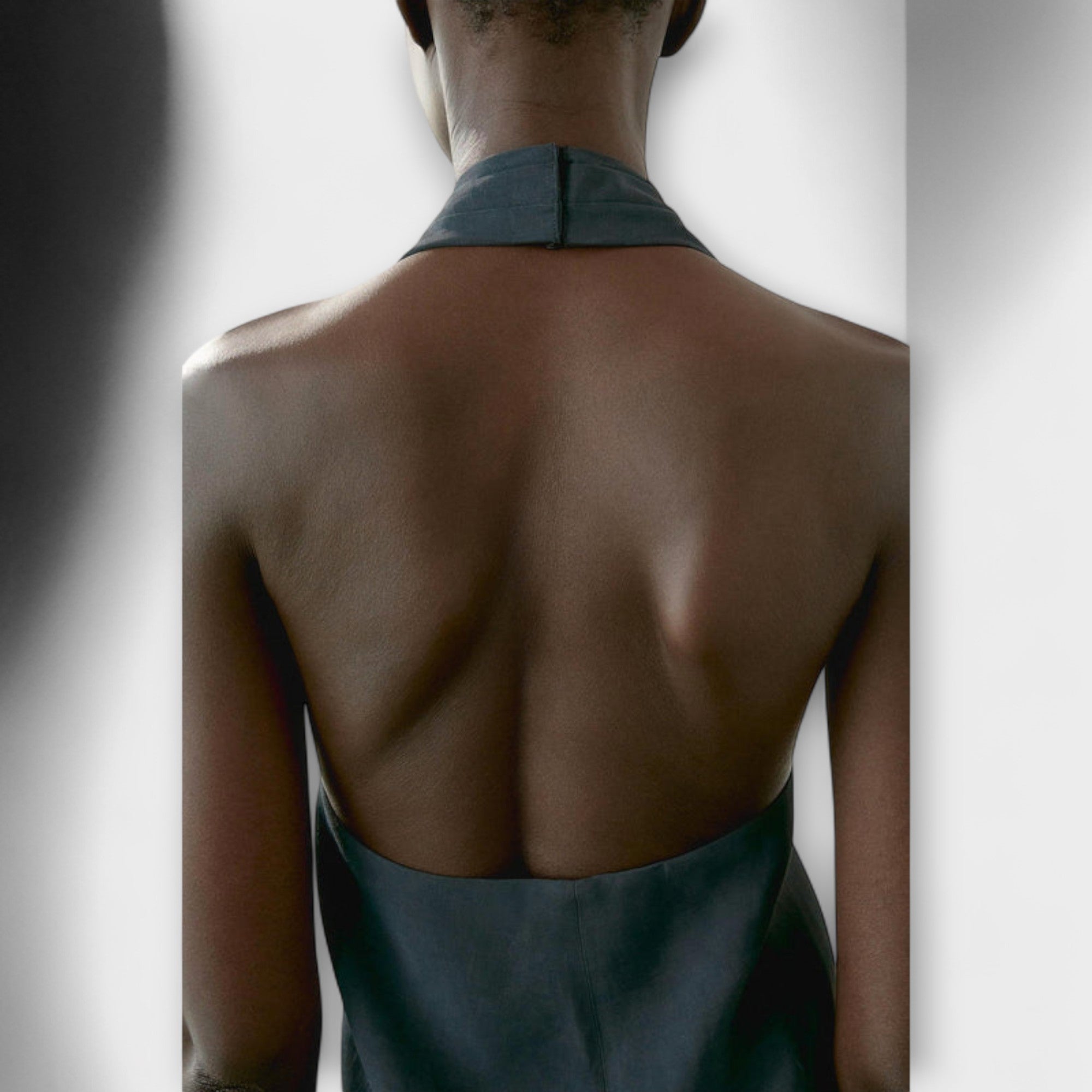 Hannah - Blauer Haltertop mit Rückenausschnitt