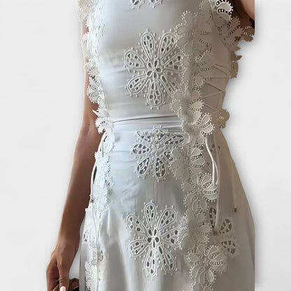 Éliora – Maxikleid mit Spitzenblumenmuster und Bindebändern