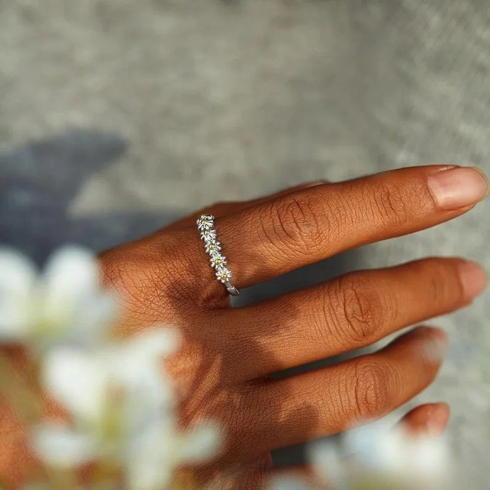 Verstellbarer Silberring mit handgemaltem Gänseblümchen aus Emaille